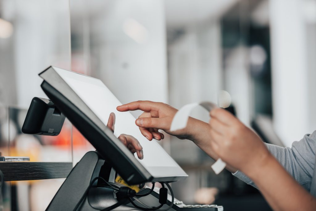 A restaurant employee punching in a bill on their restaurant POS software